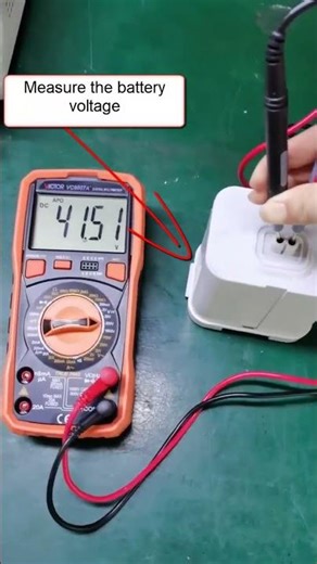 Measure The Battery Voltage for the Mako Electric Swimming Kickboard