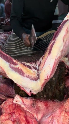 Amazing Cow's brisket meat cutting skills.
