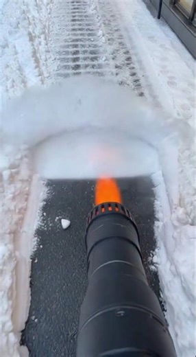 A large dry sprayer that can clear snow in one go even when there is a lot of snow.