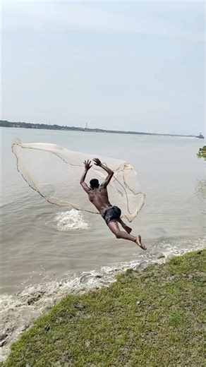 Amazing jumping catch fish with wave🐬👍#shorts#castnetfishing#river#jumping#wave#amazingfacts