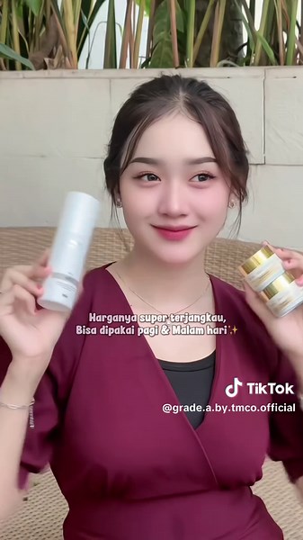 Rahasia kulit glowing itu sebenernya simpel banget… Bukan filter, bukan kamera mahal. Tapi produk yang tepat dan dipakai rutin! ✨💛 Kalo kamu penasaran kenapa kulit orang lain bisa bening & sehat, jawabannya ada di keranjang kuning itu. Udah lengkap, aman, dan hasilnya keliatan! Daripada nebak-nebak, langsung cek keranjang kuning sekarang Glowing itu pilihan—pilih yang bener mulai hari ini!” 💛✨#promomakanharian #glowingskinroutine #hanyahariini #skincaregoals #gradeabytmco