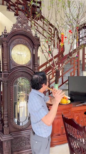 Sáng m1 năm nào nghệ sĩ Bố cũng biểu diễn vài tiết mục sáo cho con cháu và hàng xóm thưởng thức, năm nay vẫn thế! Chúc mừng năm mới mọi người, mọi nhà ạ 🎉❤️ #xuhuongreels #trendingreelsvideo #xuhuongfb #tết2026 | Phạm Quang Hùng