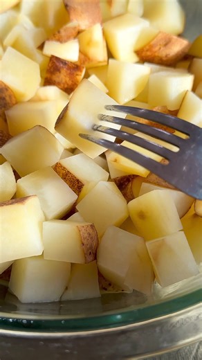 Crispy stovetop breakfast potatoes! Made on the stovetop, and ready in just 20 minutes ☀️ | Live Eat Learn