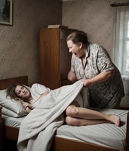 Klockan sex på morgonen slet svärmodern brutalt av täcket från sin gravida svärdotter:”Upp med dig, latmask! Jag är hungrig! Hur länge tänker du ligga där?!” — men hon hade ingen aning om vad som väntade henne nästa dag 😨😢 De första månaderna av graviditeten var mycket svåra för mig — ständig illamående, svaghet, sömnlösa nätter. Och nu dessutom svärmodern, som inte lät mig leva i fred. Varje morgon — anklagelser, skrik, hån. Och om jag försökte säga ett enda ord tillbaka, klagade hon genast f