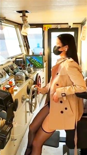 A beautiful Woman Controls a Ship 😍🚢 | Power & Beauty 😍 #shorts #beautifulwoman #womanpower #ship