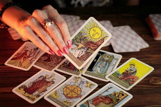 Dia do Tarô: entenda funcionamento das cartas e relação com astrologia