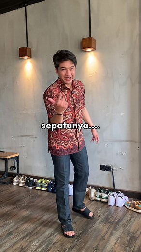 Seru banget ya challenge kak @Azkrdians dipilihin outfit dan pakai produk dari ANDO! 😂 Menurut kamu, final look dari kak Azkardians di rate berapa nih? komen ya!😃✨ #Ando #AndoIndonesia #localprideindonesia #localbrand #banggabuatanindonesia #sandal #sepatu #sendal #sneakers #sandaloriginal #sepatuoriginal