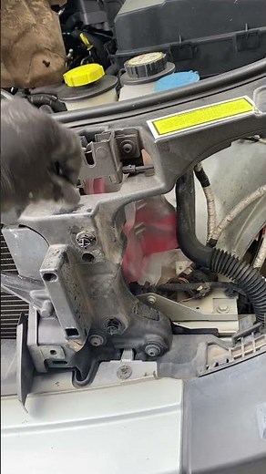 Discovery 3 - How to replace the front windscreen washer pump