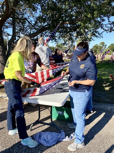 What an incredible Saturday morning! We began installing flags at 8:45 AM, and in just 1 hour and 40 minutes, every flag was proudly standing tall — our fastest time ever! A huge thank you to the 76 amazing volunteers who made it happen: 37 from the community 15 Kiwanis Club members 8 from Seminole CERT 3 Boy Scouts from Troop 431 (Blessed Sacrament Church) 14 Duke Energy in Action (DEIA) members We also appreciate the helping hands from the American Legion Posts #252 and #273, Marine Corps Leag