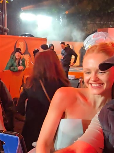 The lovely Emma Laird shows love to fans at the world premiere of
