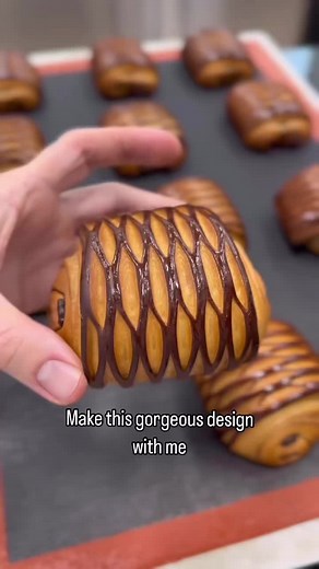 TUTORIAL 👆🏻 Here’s the tutorial for making squared pastries! I do this on bicolor chocolatines 7 x 20, 4mm thick. Make slight incisions with the Multi Scoring Blade*, creating a slight offset with each scores. The magic will happen when you proof and bake ✨ *this is not a commercial partnership #juliendemonchy #viennoiserie #trendypastry #croissant #baker #lamination #flakygoodness #pastryperfection #croissantlove #tutorial #chef #chocolatine