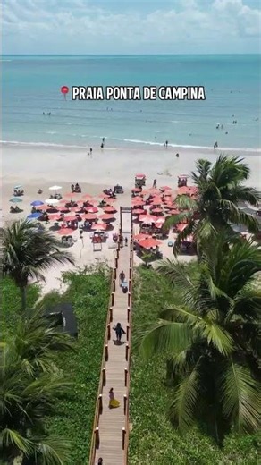 A praia famosa por suas passarelas de madeira que dão acesso direto a Praia.