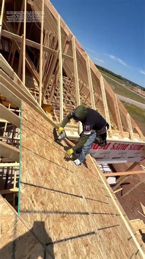 Dachlatten verlegen: Wie ein Handwerker Wind und Wetter trotzt