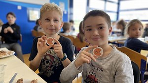 À Auvillers-les-Forges, les élèves gaspillent moins à la cantine grâce à des jetons