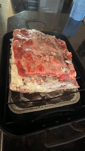 Kenneth Chung — REALTOR | MORTGAGE CONSULTANT | INSURANCE AGENT on Instagram: "Prime rib done right. ! Dry brine the cooked at 500 degrees at 5 mins per lb. Then it’s cooked in residual heat for about 2.5 hrs. Tried the extra rib bones on top to allow the top to stay at medium rare. #MerryChristmasEveryone #merrychristmas #primerib #foodporn #mediumrare #happyholidays"