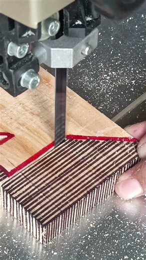 cutting the most comfortable pattern using a band saw#woodworking #bandsaw #woodcutting #satisfying
