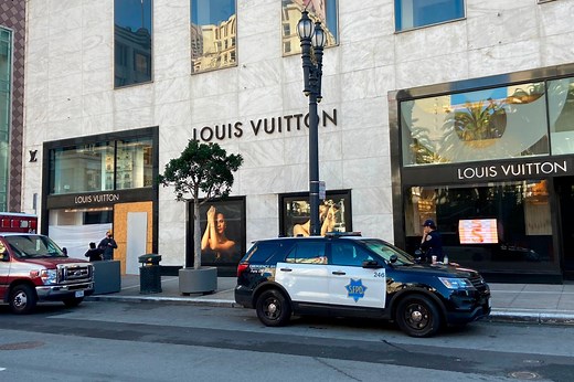 Dozens Steal From Wellspring Pharmacy in Oakland, California on 11\/20\/21