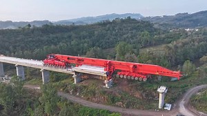 Meet China's bridge-building robot! A 900-tonne level bridge girder erection machine has been put into use to build a bridge of the Chongqing-Wanzhou high-speed railway in southwest China. | China Xinhua News