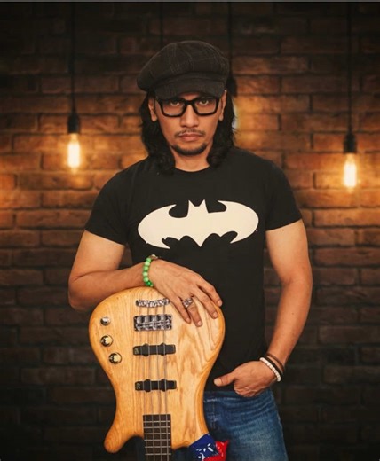 Artist Spotlight: Arya Setyadi @Arya Setyadi Track: “Warok” Genre: Fusion “ Lagu instrumental ini terinspirasi oleh cerita tentang kehidupan seorang Warok di kota Ponorogo Jawa Timur jaman dulu, Warok adalah sebutan pendekar dan sekaligus pengayom masyarakat di daerah Ponorogo “ Gear Used: - 🎸 Bass: Warwick Corvette 4 String - 🎛 Preamp/FX: Darkglass alpha omega ultra Dengerin full track-nya di album Home Bass Project, rilis 30 Januari nanti! Follow: @BassThok @〔ℍ〕Bassbro ʰʷ @franky sadikin @Ca