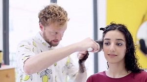 Avec notre ambassadeur Cutbyfred, découvrez comment le sèche-cheveux Dyson Supersonic™ peut vous permettre de créer votre propre style. | Dyson