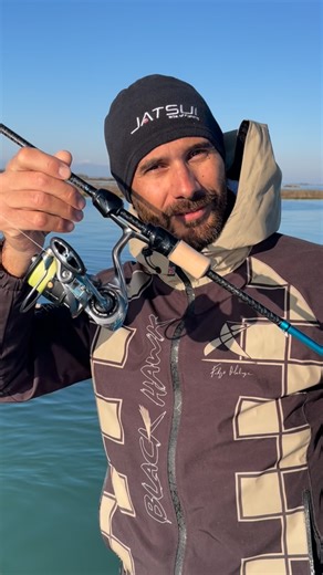 Wax.reel on Instagram: "Il nuovo VECTOR 4000, presentato da @juryperissotto e premiato Runner-Up, è un mulinello in carbonio potente e leggero. Con sistema 5+1BB anticorrosione, bobina e manovella in alluminio, guidafilo anti-torsione e pomello ergonomico. Disponibile in 3 taglie. Lasciati guidare dall’esperienza di @juryperissotto nella scelta del modello perfetto! #waxreel#scorziellosasa"