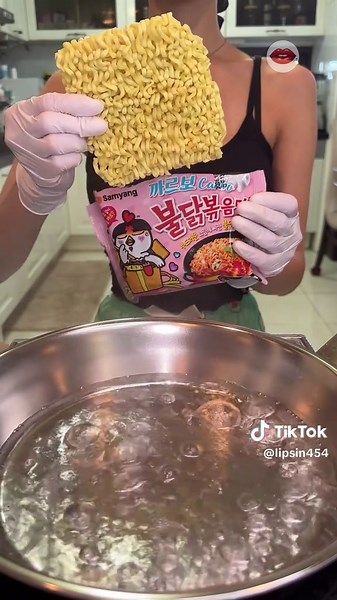 🔥 Cheesy Buldak with Crispy Mini Hash Browns ASMR #asmr #buldak #food #cooking #ramen