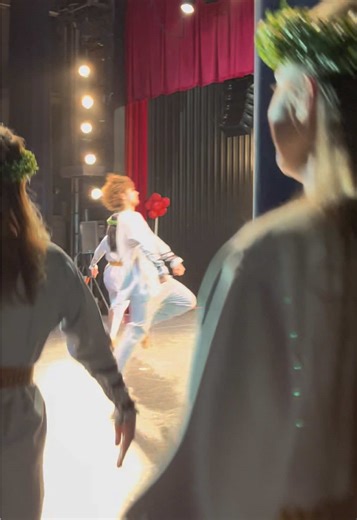 Mēs tikām izaicināti #noķertrendu no mūsu māsiņas @VPDK Kāre . 👀 Mēs ieliekam savu odziņu jebkur, ieskaitot šajā trendā. Kā nekā, mēs paši esam odziņas. 🍒 Visiem dejotājiem ir savas pārdomas pirms uznāciena, bet neviens nezina kādas tās ir, tāpēc šajā trendā tās var vismaz sadzirdēt. Izaicinām arī kolektīvus: @TDA Vaduguns studija @strautuguns @VPDK