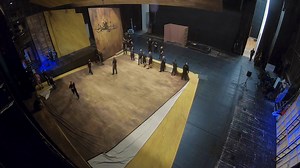 Az ezred lánya, Donizetti opera comique-ja, az itáliai szerző hálaadása Franciaországnak, ahol cenzúra nélkül alkothatott, francia karakterek és tematika köré építve a művet. Farkas Róbert karmester először vezényli az OPERA zenekarát, így az ő benyomásait, valamit a két főszereplő rutinját kísérhetjük figyelemmel, de nem maradunk bravúrária nélkül sem. 🎫 Részletek és jegyek: https://bit.ly/44aTTyB #operabudapest #operacafe | Operaház