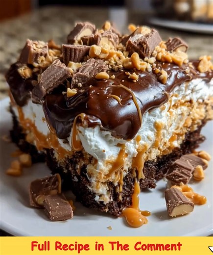 Reese’s Poke Cake Rich chocolate cake soaked in creamy peanut butter filling, topped with fluffy whipped cream, Reese’s Pieces, and a drizzle of chocolate — rich, sweet, and completely irresistible! Ingredients 1 box chocolate cake mix 1 cup creamy peanut butter 1 cup Reese’s Pieces candies ..... Recipe in First Coʍmеոτ 💬👇 | Random Recos