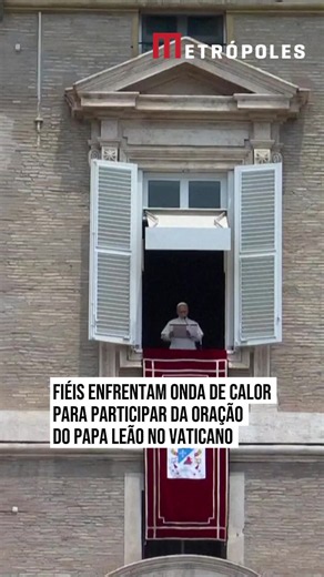 ➡️ ONDA DE CALOR Apesar da onda de calor que assola a #Europa, os católicos reuniram-se na Praça de #SãoPedro na segunda-feira (29/6) para ouvir a oração do #papaLeão em comemoração à solenidade de São Pedro e São Paulo, que também é feriado em Roma. Na Cidade do #Vaticano, as temperaturas chegaram a quase 40°C ao meio-dia, quando o pontífice apareceu na janela do Palácio Apostólico para transmitir sua mensagem festiva à multidão. Os fiéis recorreram a guarda-chuvas, leques e chapéus para se pro