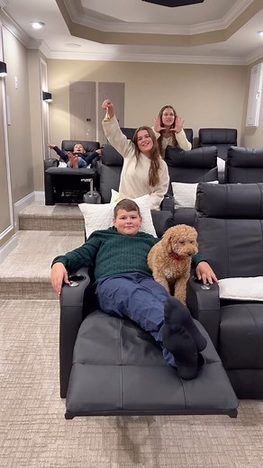 J Jordan on Instagram: "KiDS are HOME! Happy THANKSGIVING y’all! 🦃💛 * * * * #reels #jkrew #jkrewfam #thanksgiving #happythanksgivng #snl #trendingreels #funnyvideos #viralreels #grateful #blessed #bigfamily #family"