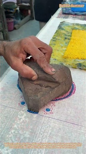 Impression au bloc : application de motifs sur des tissus