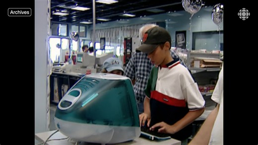 🧑‍💻💿 L’émission « Branché » plongeait les téléspectateurs dans l’univers naissant du web des années 1990 et 2000. Animée par Sophie Lambert, Jean-Hugues Roy puis Annie Hudon, elle montrait comment les nouvelles technologies transforment nos vies, nos loisirs et notre travail. Il y a 30 ans, le magazine « Branché » prenait l'antenne à la télévision de Radio-Canada. Source : Montage d’archives, Branché, 1996-2001 | Les Archives de Radio-Canada