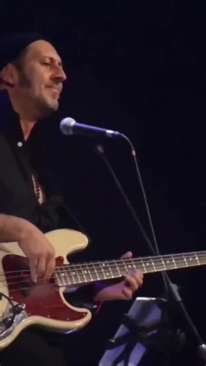 ❤️🎶 Los Rancheros – Mujer 🎶❤️ Una canción que habla de ese amor que deja huella, de una mujer que se vuelve inolvidable y de sentimientos que, aunque pase el tiempo, siguen viviendo en el corazón. 🥹💔 De esas canciones que nos hacen recordar a alguien especial y decir: “hay personas que nunca se olvidan”. ❤️🎧 ¿A quién te recuerda esta canción? 🫶✨ #LosRancheros #Mujer #RockEnEspañol #MusicaRomantica #Nostalgia