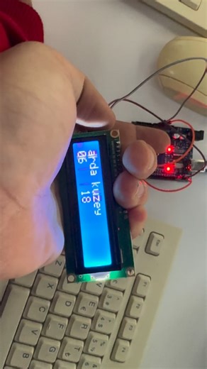 Hedefim Koleji Çubuk Kampüsü on Instagram: "Beşinci sınıf öğrencilerimizle Arduino maceramız devam ediyor! 🚀 Bu sefer I2C LCD ekran bağlantımızı kurduk, kodlarımızı yazdık ve ekrana kendi isimlerimizi bastırdık! Her öğrencinin adı sırayla ekranda belirdiğinde yaşanan o gurur ve mutluluk görülmeye değerdi. 😍 Hem devre bağlantısını öğrendiler, hem basit kodlamayla tanıştılar, hem de kendi isimlerini gören bir cihaz yaptılar. Bu yaşta “Ben bunu başardım!” hissi paha biçilemez! Tebrikler küçük muc