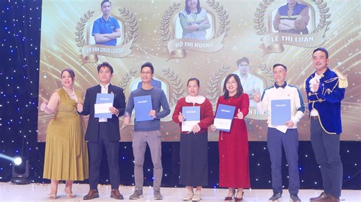 📽️ [RECAP] YEAR END PARTY ASSA ABLOY: HOLLYWOOD SHINE NIGHT✨✨✨ Dù ánh đèn sân khấu đã tắt và tiếng nhạc đã lắng xuống được vài ngày, nhưng tin chắc rằng trong lòng mỗi thành viên ASSA ABLOY, cái "nhiệt" của đêm Year End Party vừa qua vẫn chưa hề giảm bớt! Nhìn lại hành trình một năm đã qua, bữa tiệc không chỉ là dịp để chúng ta tổng kết những con số, mà còn là lúc những nụ cười, những cái bắt tay và tinh thần đồng đội được tôn vinh rực rỡ nhất. Những tiết mục văn nghệ "cây nhà lá vườn" nhưng đư