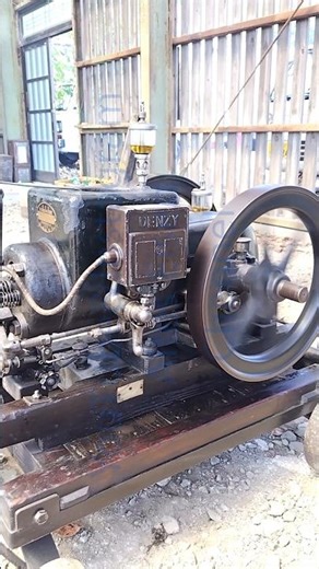 マフラーを魔改造された昔のエンジン。発動機運転会大監獄 An old engine with a modified muffler.ClassicEngineMeeting large prison