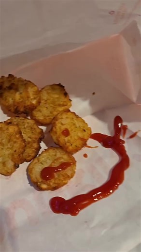 Woman goes off in Dunkin donuts after receiving a few hash browns | Dunkin' Donuts