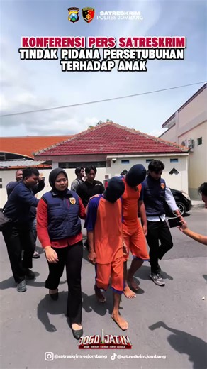 Salam PRESISI Atas izin dan arahan Kapolres Jombang AKBP Ardi Kurniawan, S.H., S.I.K., CPHR, Kasat Reskrim Polres Jombang melaksanakan konferensi pers terkait pengungkapan tindak pidana pencabulan yang dilakukan oleh seorang ayah tiri terhadap anak di dalam rumah. Perbuatan tersebut dilakukan dengan modus membujuk korban menggunakan iming-iming uang jajan, sehingga menimbulkan trauma mendalam bagi korban. Dalam konferensi pers tersebut disampaikan bahwa pelaku telah diamankan dan diproses sesuai