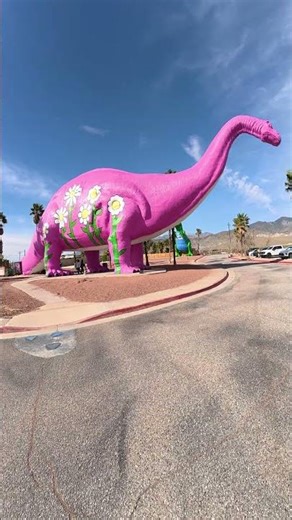 Cabazon Dinosaurs 🦖 The Strangest Roadside Attraction in California