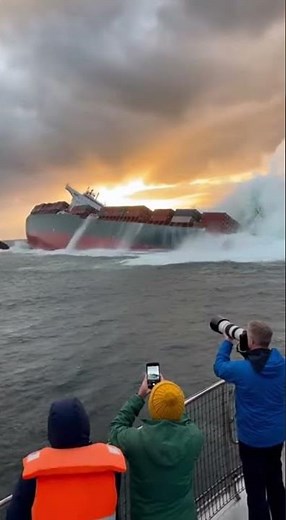 🌊 Massive Container Ship Sinks in Minutes! 🚢😳#ShipSinking #SeaStorm #OceanAccident