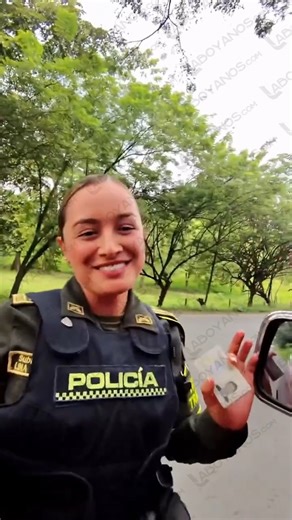 Laboyanos.com Noticias on Instagram: "#viral El hombre que conduce el vehículo es colombiano pero vive en #México; cuando viene a #Colombia conduce con la licencia mexicana, pero resulta que para conducir con pase de otro país, debe ser ciudadano de ese país. La Policía lo detuvo y le hizo caer en la cuenta."
