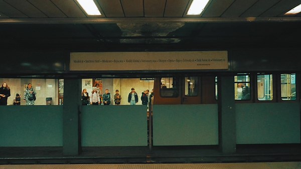 Capturing Cinematic Moments with Sony A7IV | Simon Péter