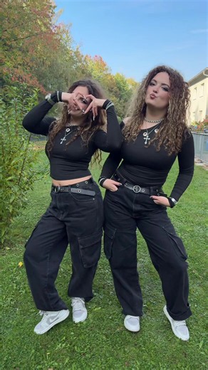 Deja ne e dor de Munchen 🇩🇪✈️ #twins #gemene #dans #trend #ioanaandmaria