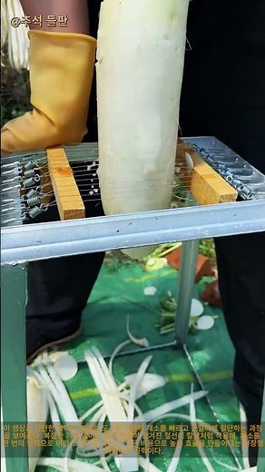 천재적인 공학: 간단한 와이어 프레임이 채소를 즉시 썰어내는 방법 더 똑똑하게 일하기 이 DIY 와이어 커터는 농부들에게 게임 체인저입니다
