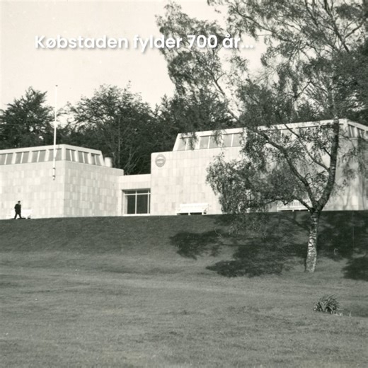 Et museum bygget af byen 🎞️🏛️ Skive Museum blev ikke bare “til”. Pengene til projektet blev indsamlet af skibonitterne selv. Det blev bygget under krigen – og bag murene gemte der sig både kunst, lokale fund og en særlig samling, der fandt vej til Skive i 1931. Se med i dagens filmklip👇 📽 Hele “Skivefilmen: 700 år som købstad” kan du se her: 👉 https://skive700.dk/skivefilm/ | Skive Kommune