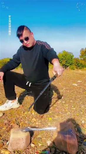 Automatic spring-loaded telescopic three-section stick, one-button unfolding