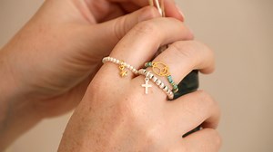 DIY Bagues élastiques avec perles et breloques