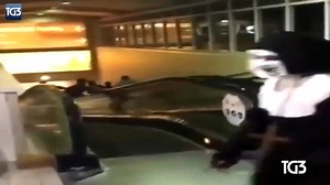 12K views · 102 reactions | Alimentata dai social, si diffonde tra i giovanissimi la moda di travestirsi come il personaggio di un film horror per spaventare i passanti. È la cosiddetta "Samara challenge", che però da scherzo si è gia trasformato in più occasioni in caso di ordine pubblico. Il servizio di Leonardo Rossi per il Tg3 delle 19 del 6 settembre 2019 | Tg3 | Facebook