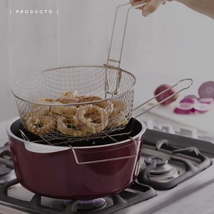 Con tu Essen, freís sin miedo a salpicaduras o accidentes 💥 Y si usás nuestro complemento, ¡es aún más fácil! Prepará ese antojito crujiente en minutos. 🤤🍤 Descubrí todas las funciones: http://bit.ly/EssenFunciones 📲 | Essen